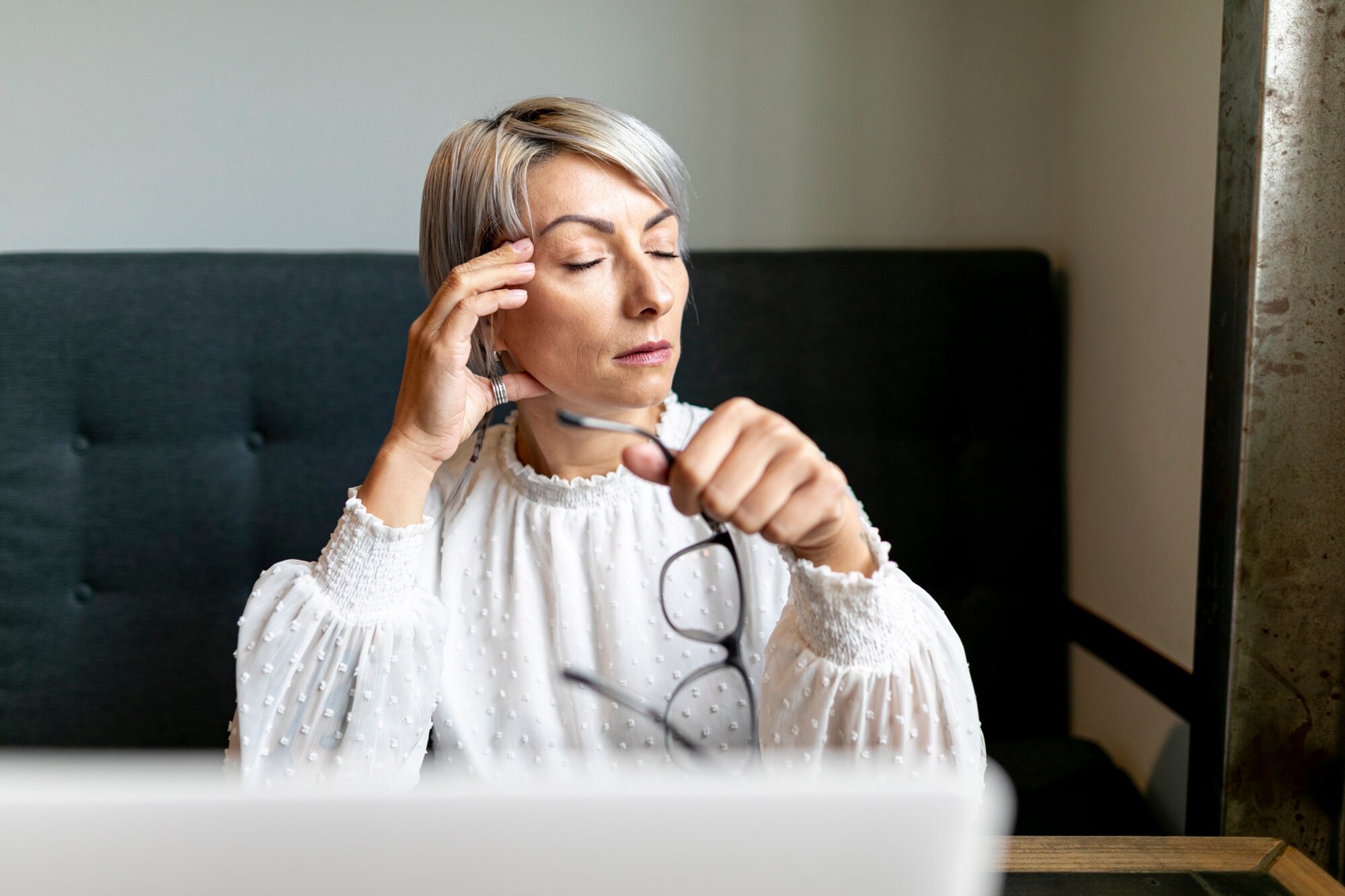 Persona de 40 años revisando documento con cuidado visual